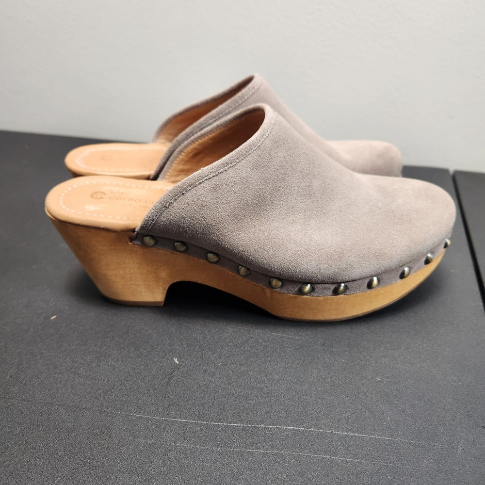 CC Corso Como Womens Taupe Suede Studded Wood Block Heel Clogs Mules Size 8